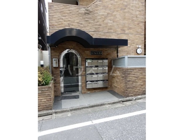 18/27 エントランス