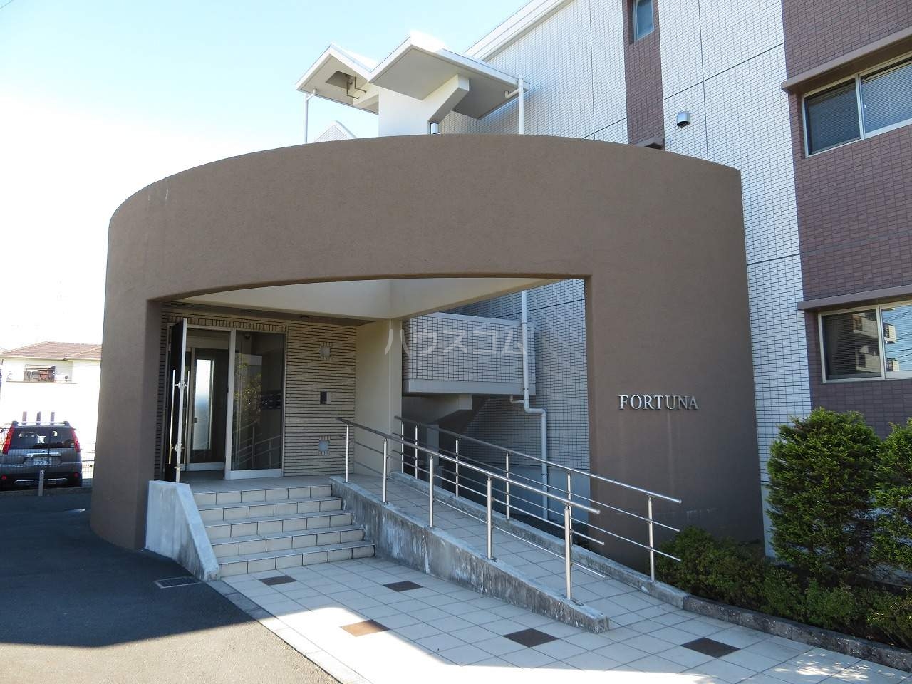 23/30 エントランス