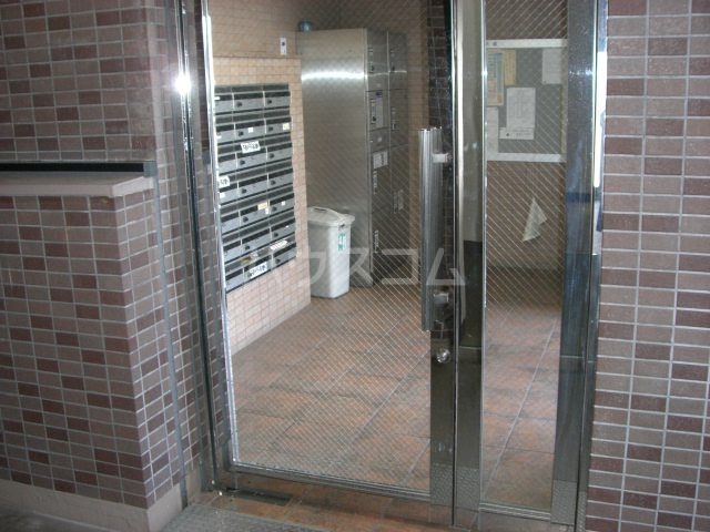 27/30 エントランス