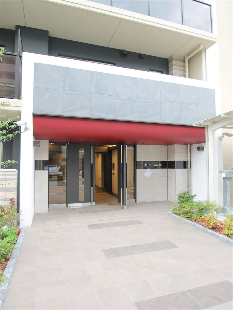 25/27 エントランス