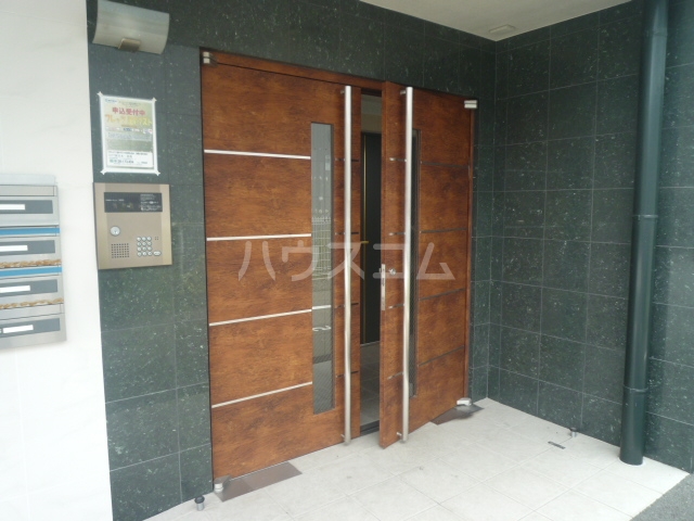 16/23 エントランス