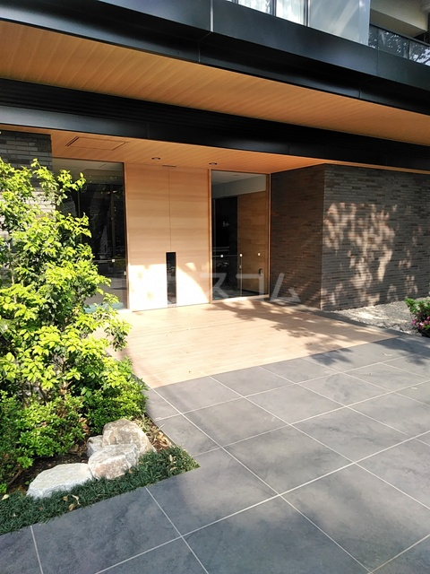 25/30 エントランス