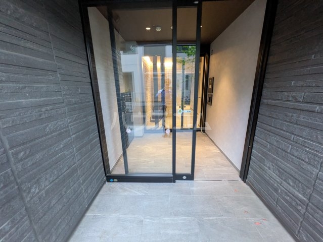 24/30 エントランス