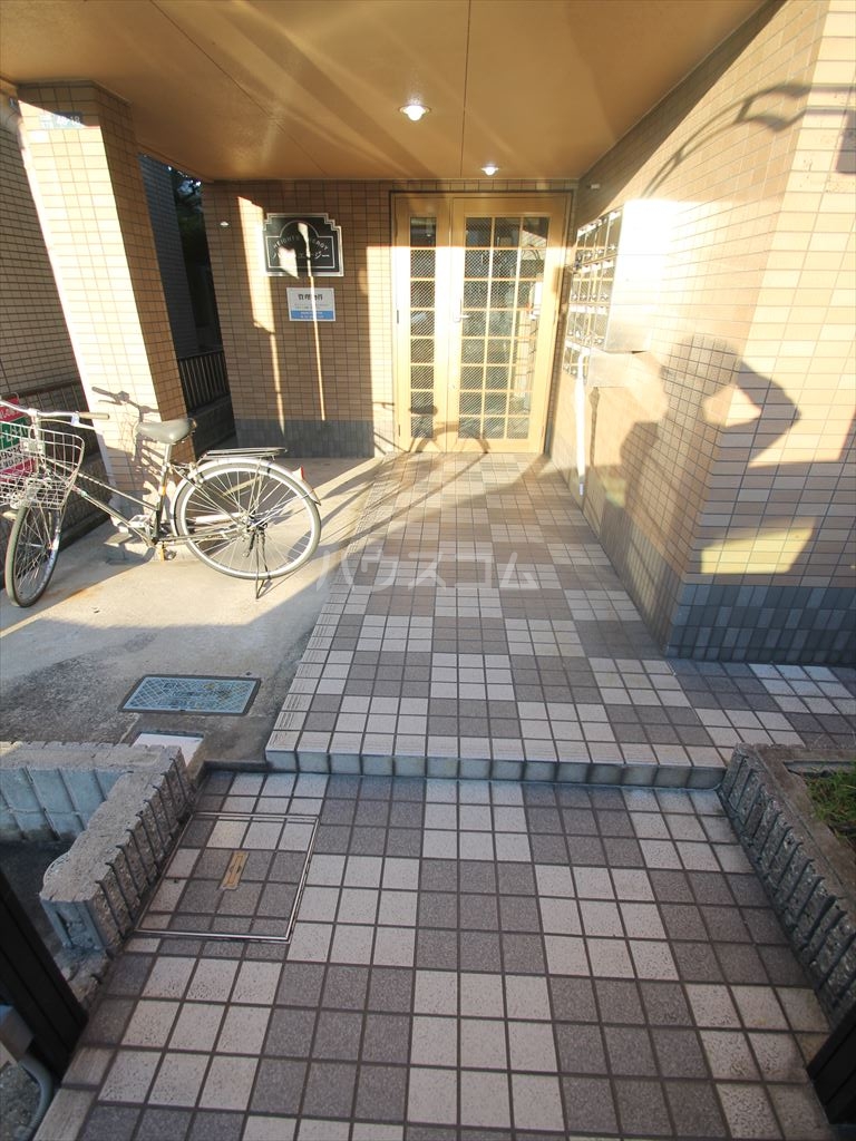 18/25 エントランス