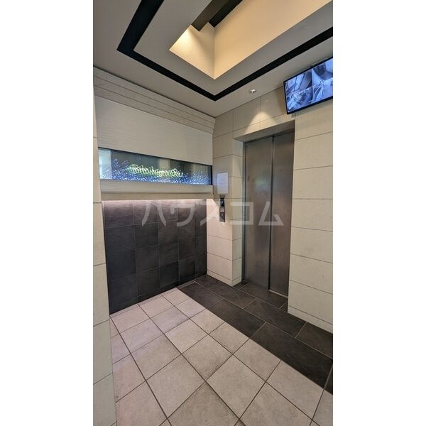 23/27 エントランス