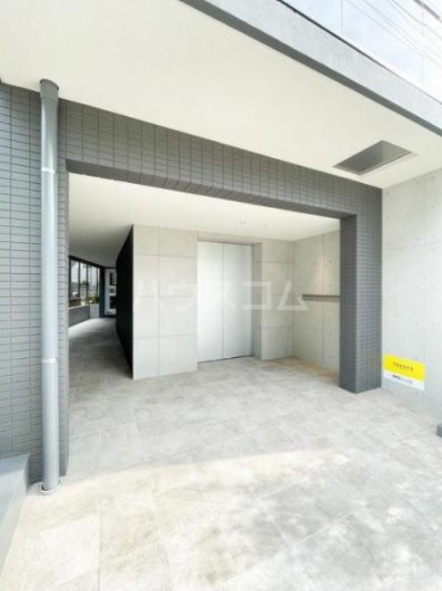 18/27 エントランス