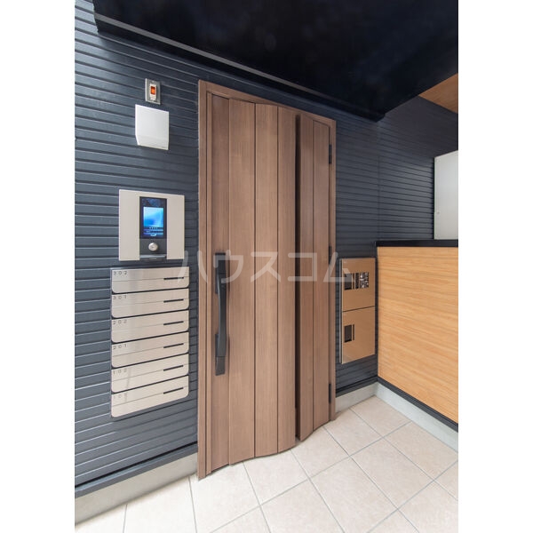 13/18 エントランス