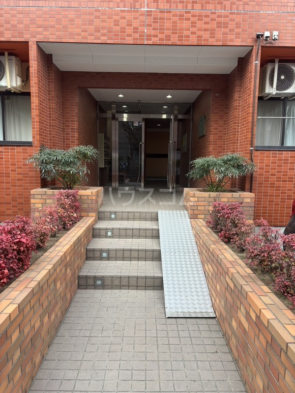 18/19 エントランス