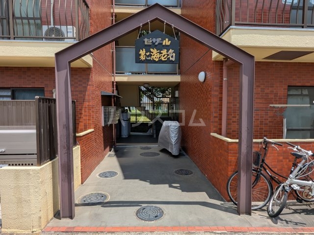 18/27 エントランス