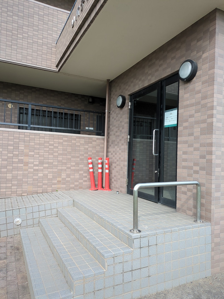 23/27 エントランス