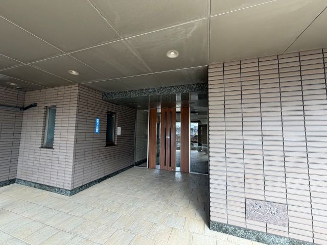 23/26 エントランス