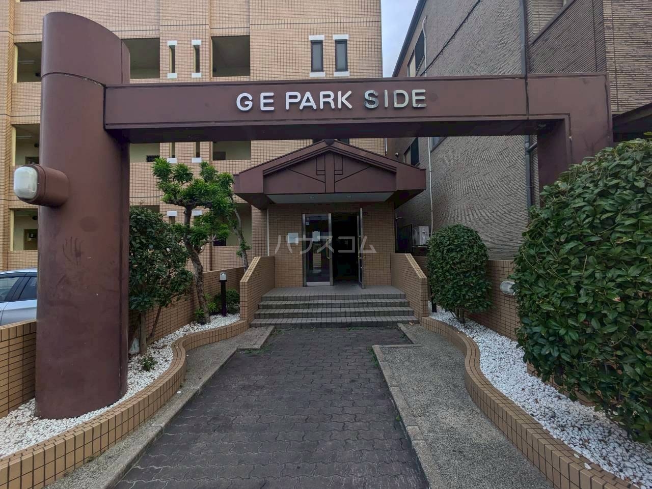 27/30 エントランス