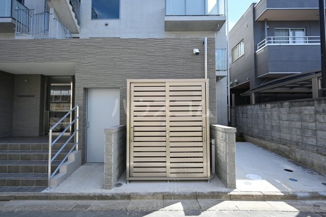 19/27 エントランス