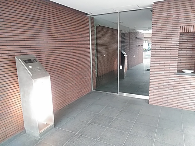 26/28 エントランス