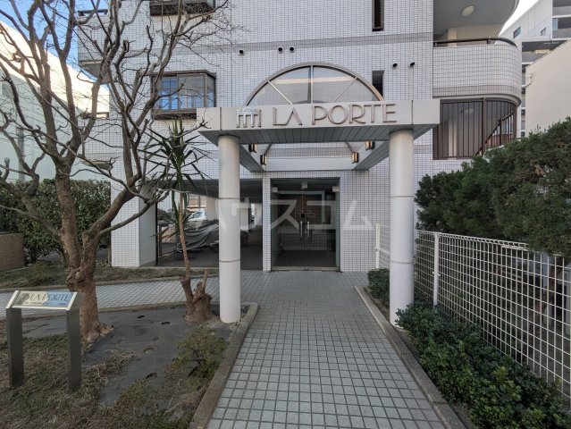 21/22 エントランス