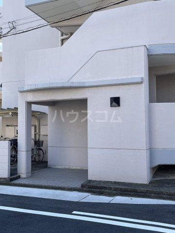 27/30 エントランス