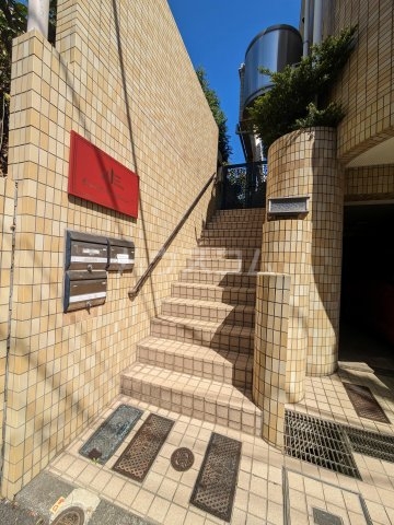 25/27 エントランス