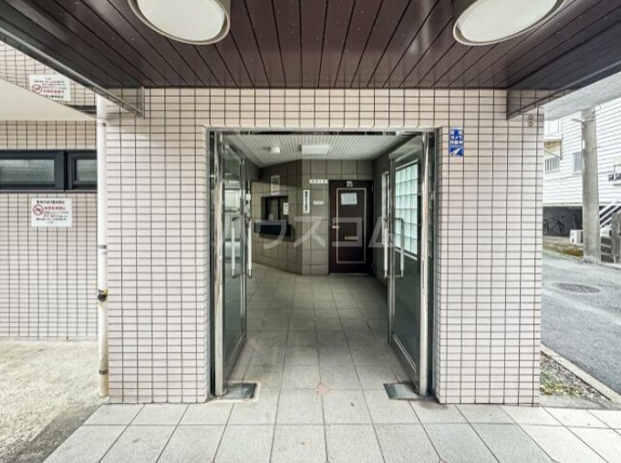 27/30 エントランス