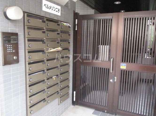 23/30 エントランス