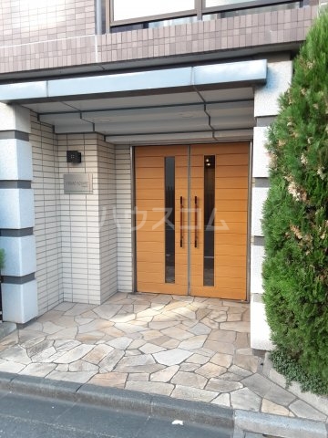 23/27 エントランス