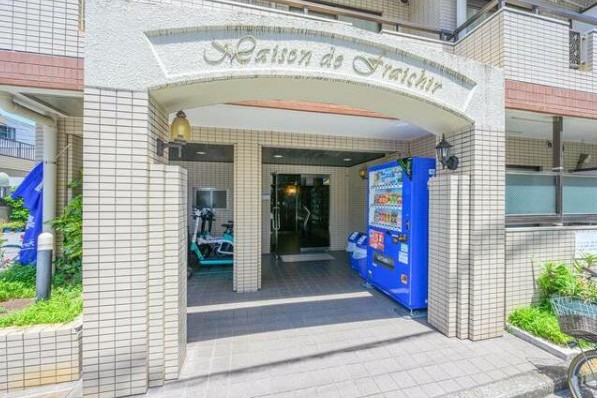 19/30 エントランス