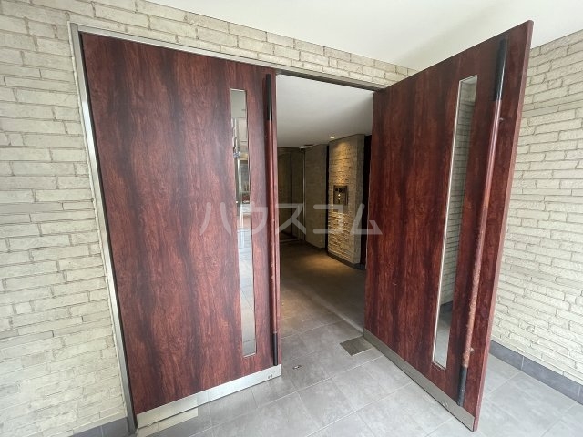 27/30 エントランス