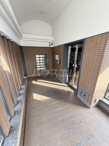 21/30 エントランス