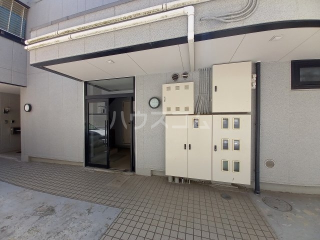 21/30 エントランス