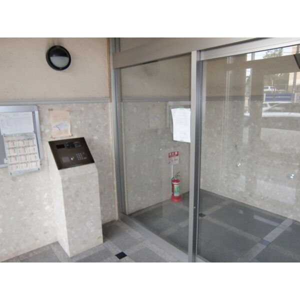 27/30 エントランス