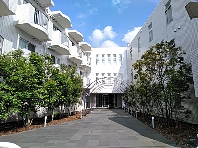 16/23 エントランス