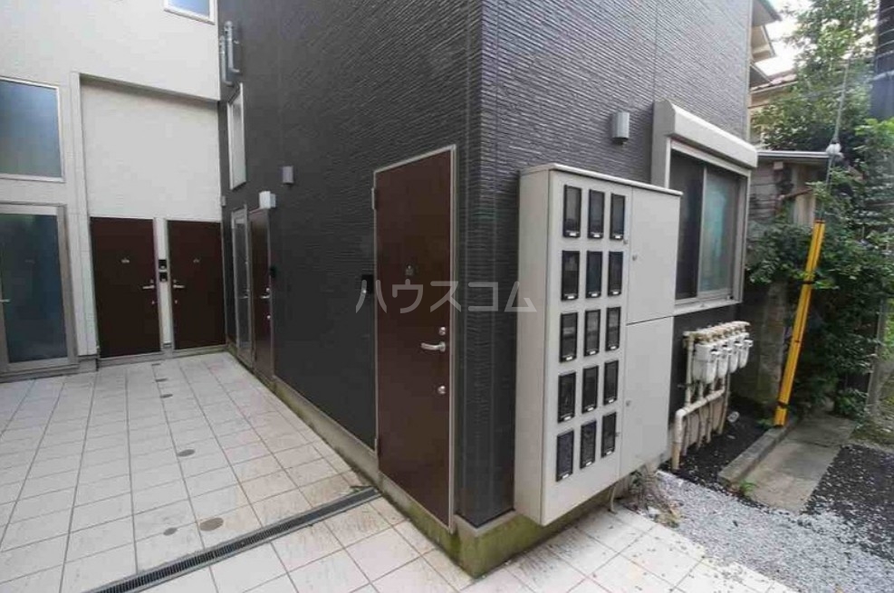 27/30 エントランス