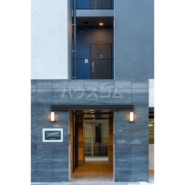 21/30 エントランス