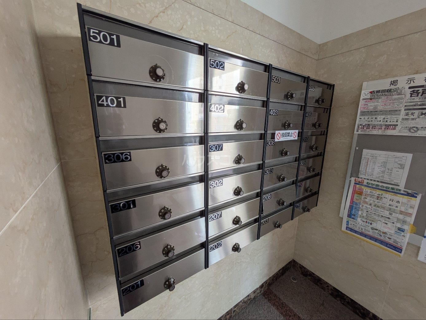 23/30 エントランス