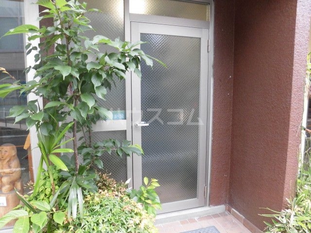 23/27 エントランス