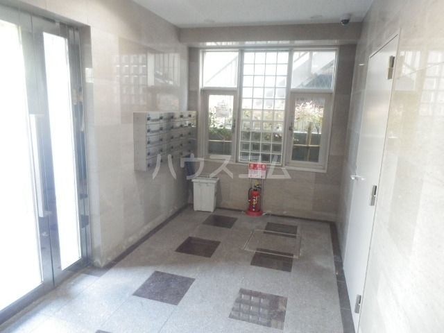 21/30 エントランス