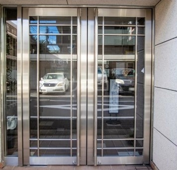 16/21 エントランス