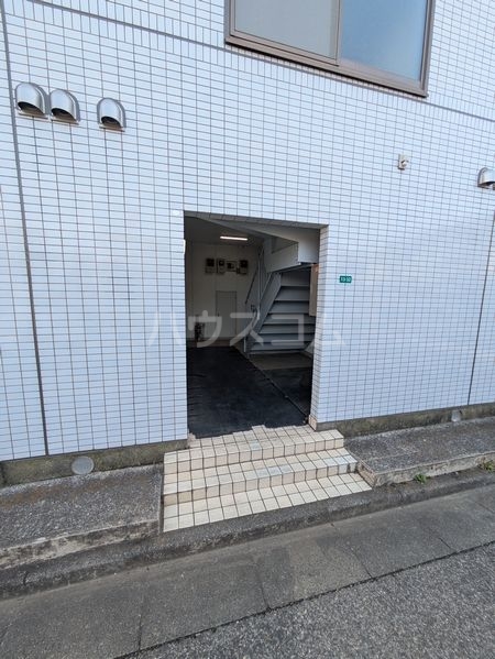 24/30 エントランス