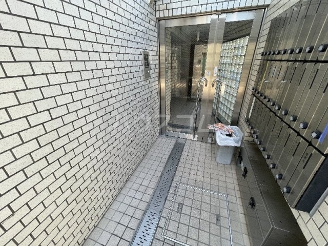 22/27 エントランス