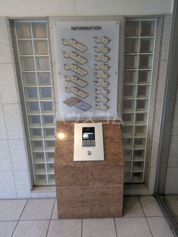 27/30 エントランス