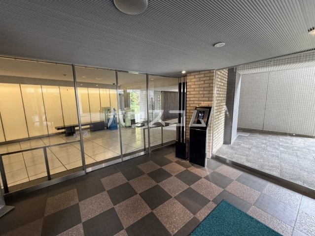 24/30 エントランス