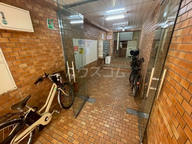 28/30 エントランス