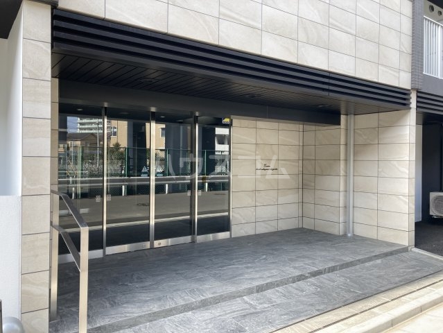 23/25 エントランス