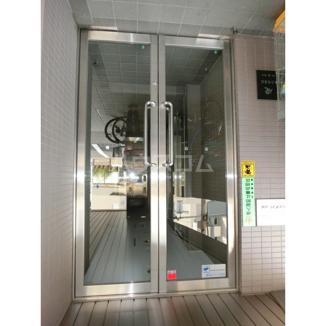 19/27 エントランス