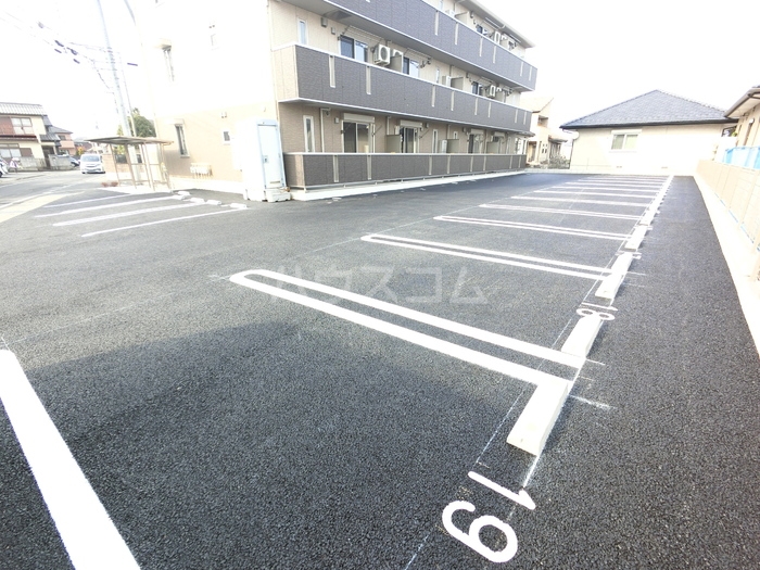 18/27 駐車場
