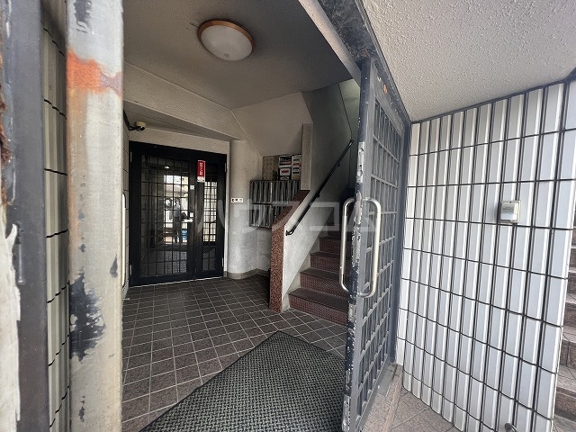 26/28 エントランス