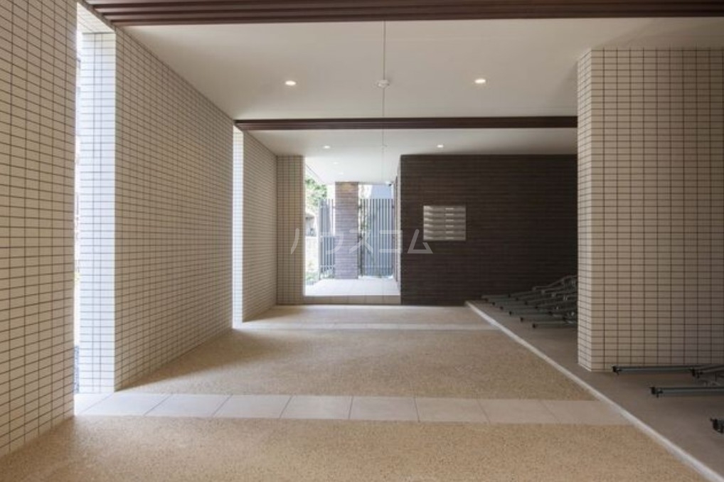 24/25 エントランス