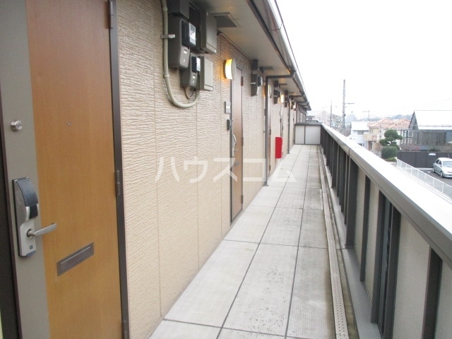 23/27 エントランス