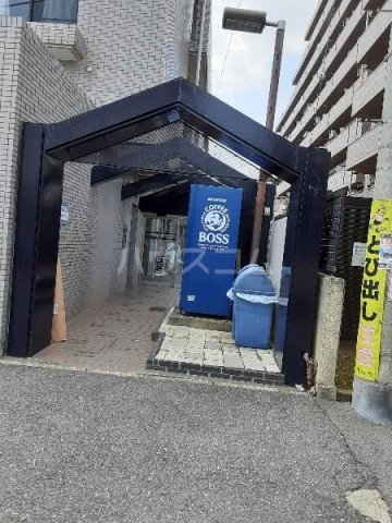 27/30 エントランス