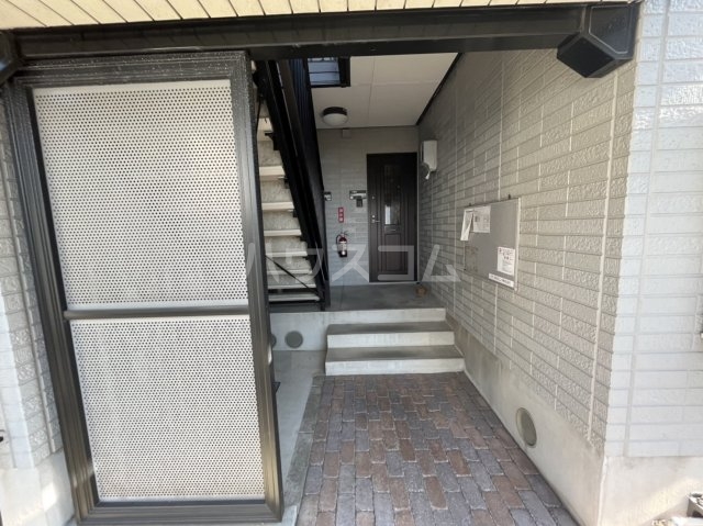 21/30 エントランス