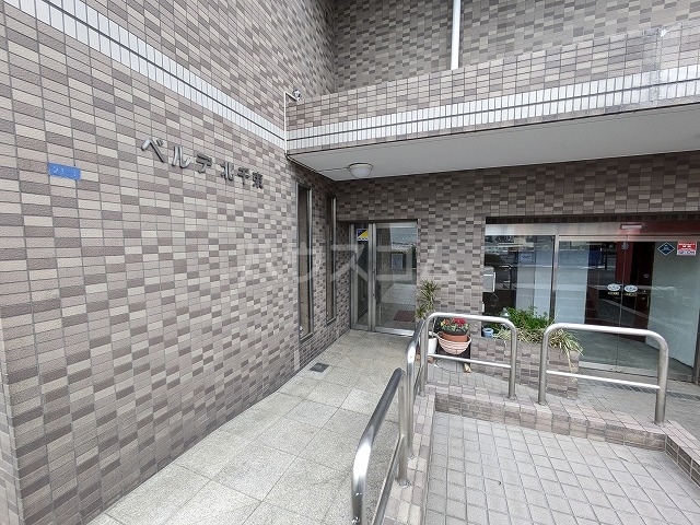 23/25 エントランス